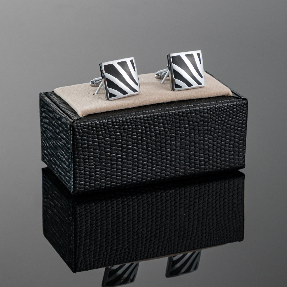 Square cufflinks in black twill enamel and lacquered metal cufflinks