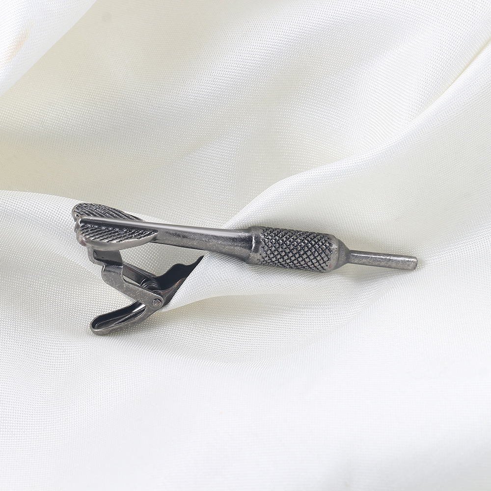 Dart shape tie clip